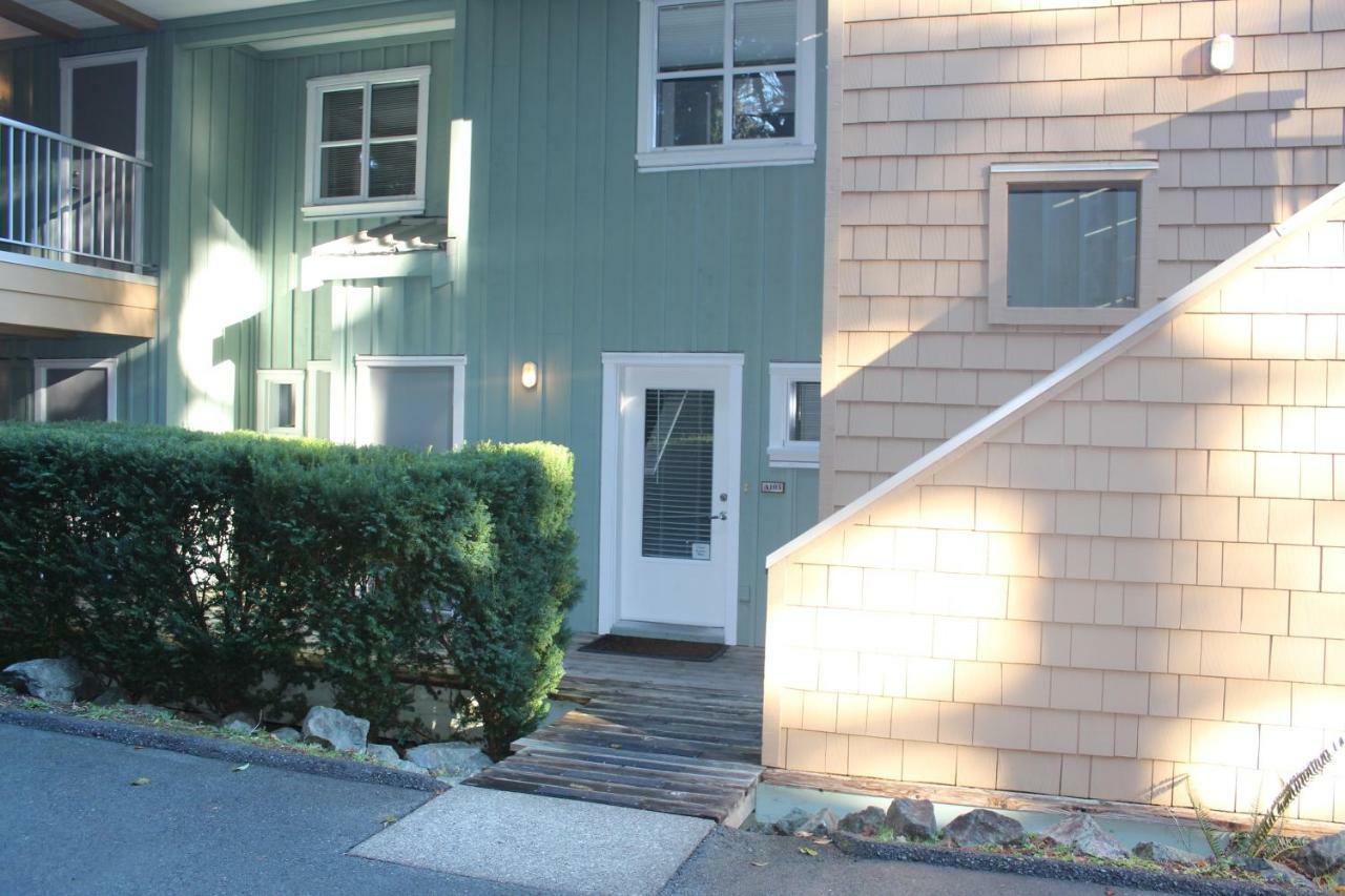 Siennas Harbour House Apartamento Tofino Exterior foto